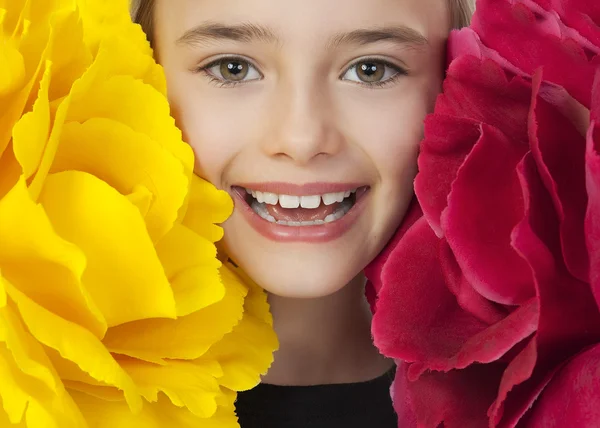 Glückliches Mädchen mit großen Blumen — Stockfoto