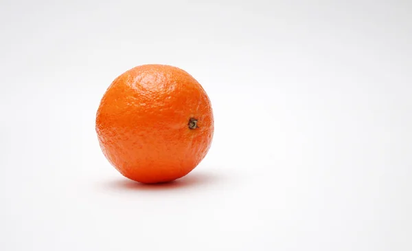 Frische Mandarinen isoliert auf weiß — Stockfoto
