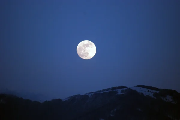 Fullmåne over fjellene – stockfoto