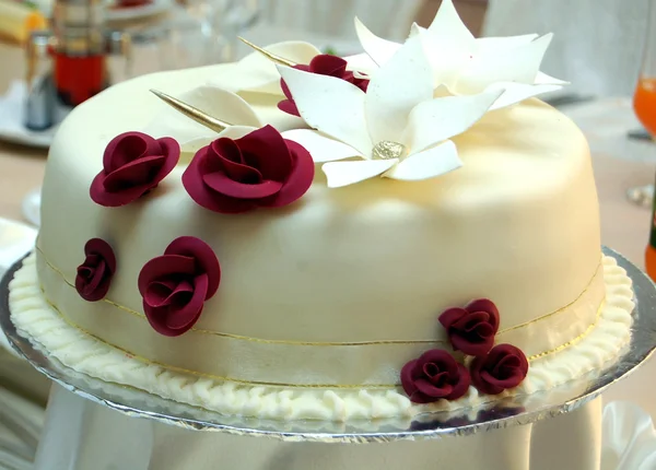 Λευκή γαμήλια τούρτα με τριαντάφυλλα — Φωτογραφία Αρχείου