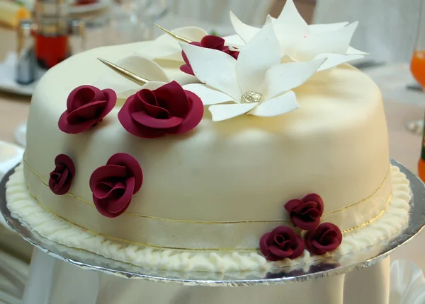 Весільний торт з трояндами — стокове фото
