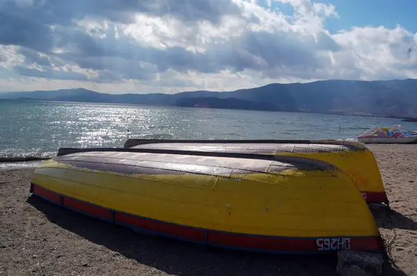 Boot in meer van ohrid, Macedonië — Stockfoto
