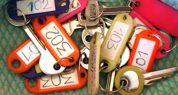 Chave com etiquetas, chaves do quarto de hotel — Fotografia de Stock