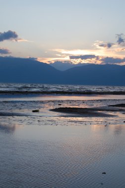 Gün batımı Makedonya'daki prespa Gölü üzerinde