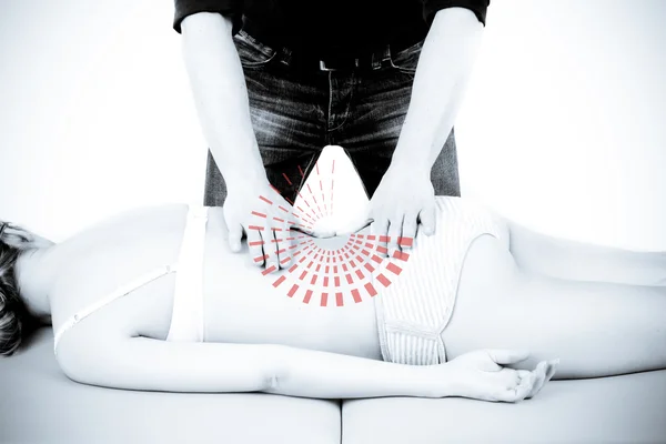 Massageterapeut ger massage. kvinnliga mottagande yrke — Stockfoto