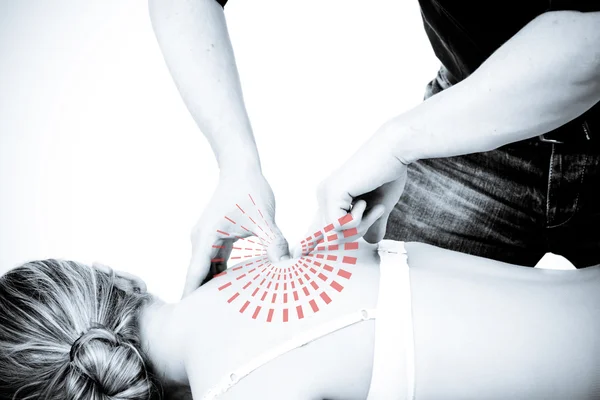 Massaggiatore che fa un massaggio. femmina che riceve professiona — Foto Stock