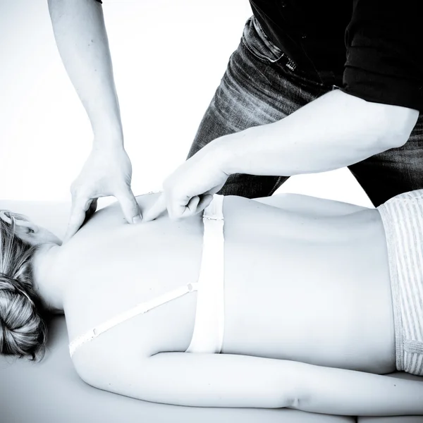 Masaj terapist bir masaj vermek. kadın alıcı profesyonel — Stok fotoğraf
