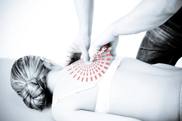 Масажист дає масаж. жінка отримує професію — стокове фото