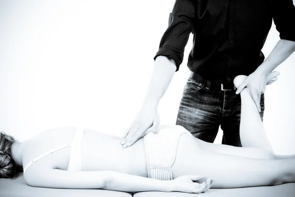 Massaggiatore che fa un massaggio. femmina che riceve professiona — Foto Stock