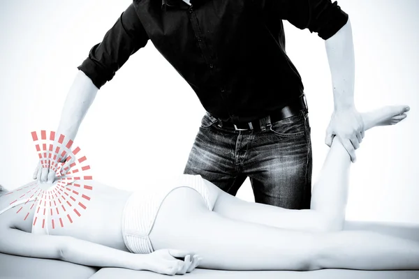 Massagetherapeut een massage geven. vrouwelijke ontvangende professiona — Stockfoto