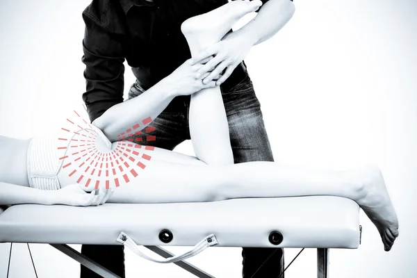 Masážní terapeut dává masáž. ženské přijímající profese — Stock fotografie
