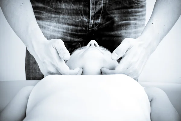 Массажный терапевт делает массаж. женщина, принимающая дочерей — стоковое фото