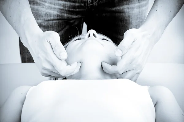 Massagista dando uma massagem. mulher que recebe profissãoona — Fotografia de Stock