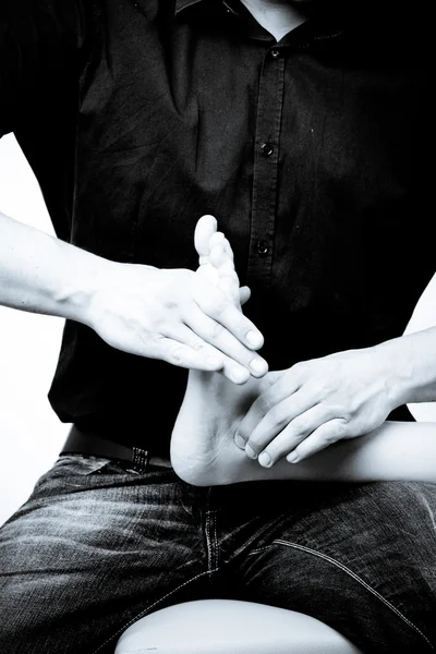 Masajista terapeuta dando un masaje. mujer que recibe professiona — Foto de Stock
