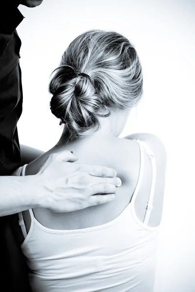 Masajista terapeuta dando un masaje. mujer que recibe professiona —  Fotos de Stock