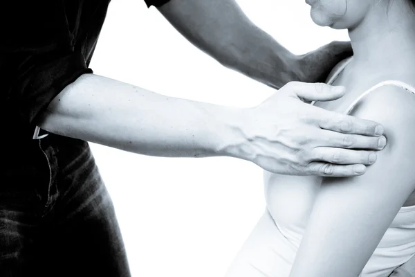 Massagista dando uma massagem. mulher que recebe profissãoona — Fotografia de Stock
