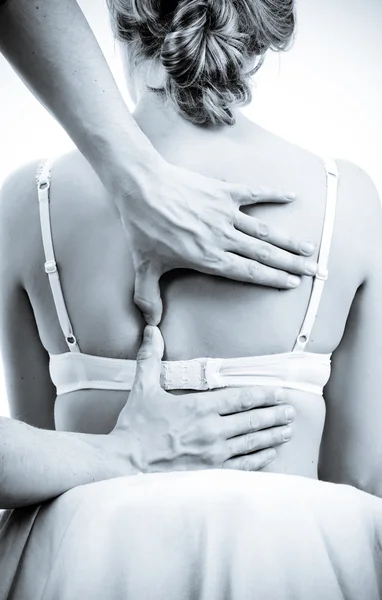 Masážní terapeut dává masáž. ženské přijímající profese — Stock fotografie