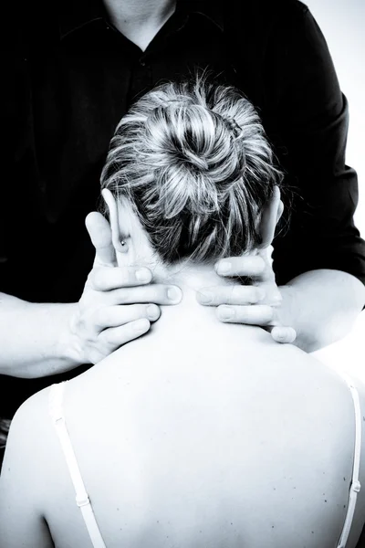 Masajista terapeuta dando un masaje. mujer que recibe professiona —  Fotos de Stock