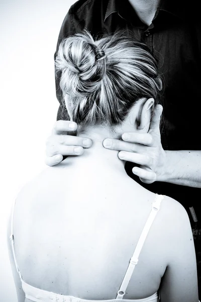 Масажист дає масаж. жінка отримує професію — стокове фото