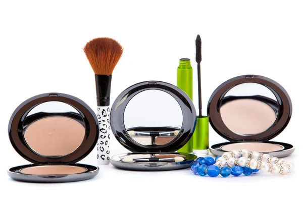 Varios cosméticos aislados sobre blanco. Productos de maquillaje —  Fotos de Stock