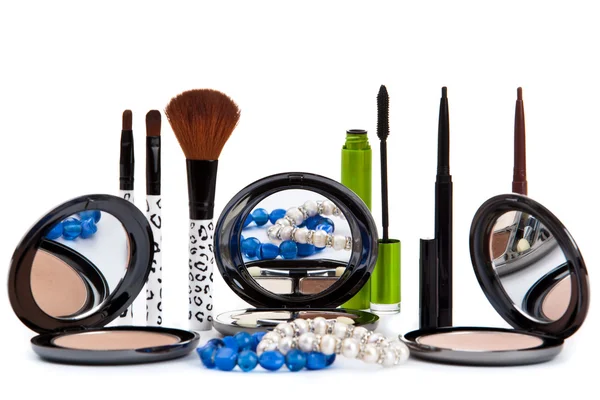 Beyazın üzerinde izole edilmiş çeşitli kozmetikler. Makyaj ürünleri — Stok fotoğraf