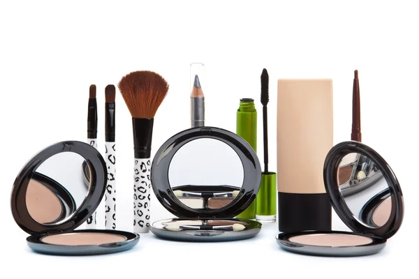 Varios cosméticos aislados sobre blanco. Productos de maquillaje — Foto de Stock