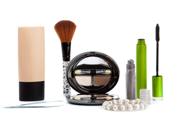 Vários cosméticos isolados sobre branco. Produtos de maquiagem — Fotografia de Stock