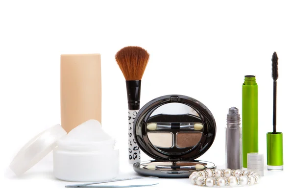 Beyazın üzerinde izole edilmiş çeşitli kozmetikler. Makyaj ürünleri — Stok fotoğraf