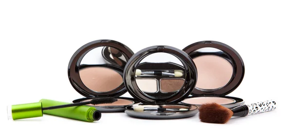 Varios cosméticos aislados sobre blanco. Productos de maquillaje — Foto de Stock