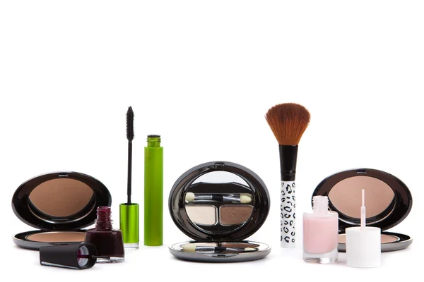 Verschiedene Kosmetika isoliert über Weiß. Make-up-Produkte — Stockfoto