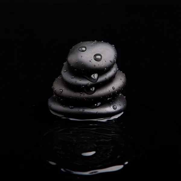 Kylpyläkivet. kiiltävä zen kiviä vesipisaroita — kuvapankkivalokuva