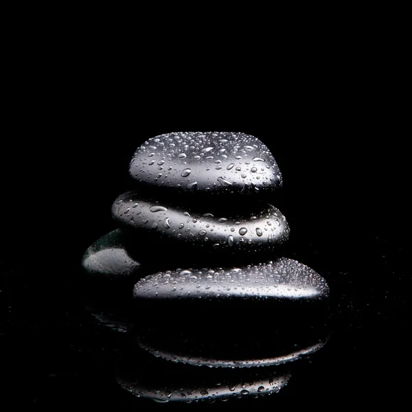 水疗中心的石头。黑色闪亮的禅宗石头与水在黑 b 滴眼液 — 图库照片