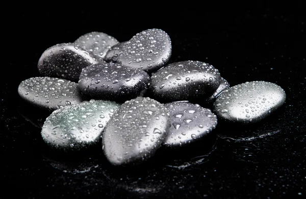 Balneario Stones. piedras zen brillantes con gotas de agua —  Fotos de Stock