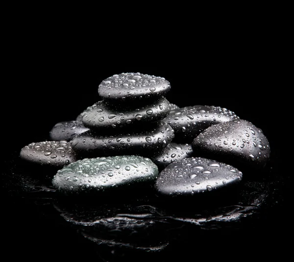 Spa stenen. zwarte glanzende zen stenen met water druppels over zwarte b — Stockfoto