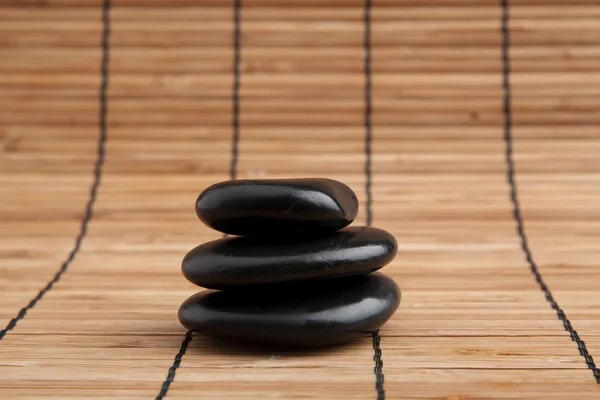 Spa stenar. svarta blanka zen stenar med vatten droppar över svart b — Stockfoto