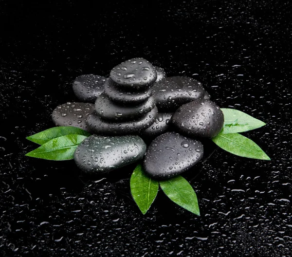 Zen stones and leaves with water drops. leaf and basalt stones. — Stock Photo, Image