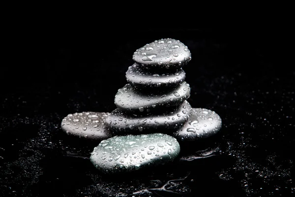 Spa Stones. black shiny zen stones with water drops over black b — Stock Photo, Image