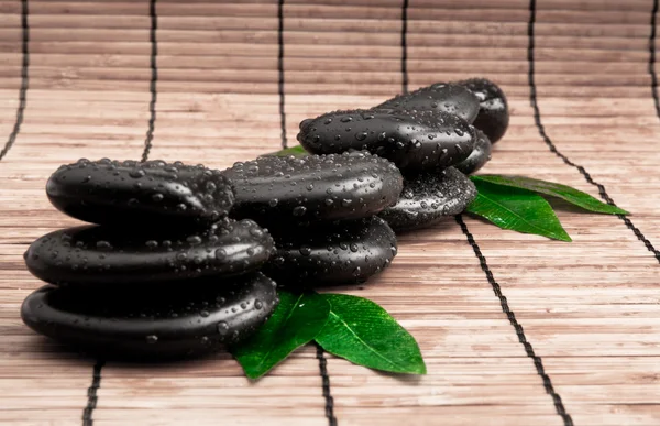 Zen-Steine und Blätter mit Wassertropfen. Blatt- und Basaltsteine — Stockfoto