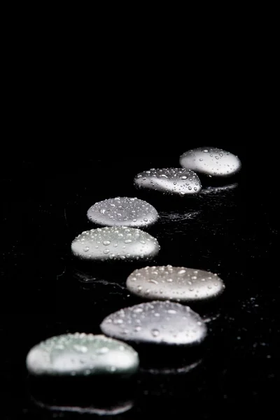 Wellendingen. glänzende Zen-Steine mit Wassertropfen — Stockfoto