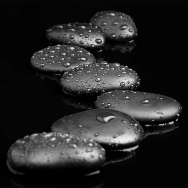 Balneario Stones. negro piedras zen brillantes con gotas de agua sobre negro b — Foto de Stock