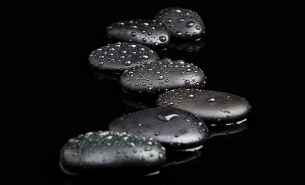 Spa stenar. blanka zen stenar med vatten droppar — Stockfoto