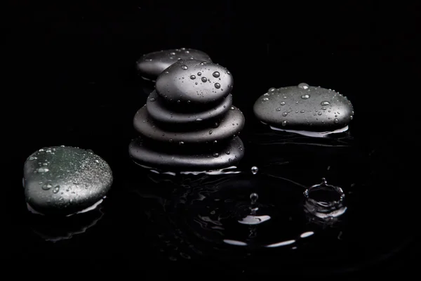 Balneario Stones. piedras zen brillantes con gotas de agua — Foto de Stock
