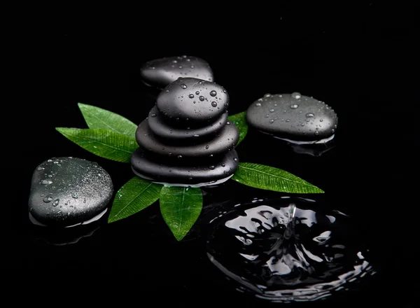 Blak Wellness-Steine mit Blatt und Wassertropfen. — Stockfoto