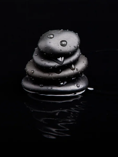 Spa kamienie. czarne błyszczące kamienie zen z wody spadnie na b czarny — Zdjęcie stockowe