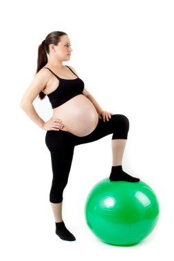 hamile kadın excercises jimnastik topu ile. güzel pregnan