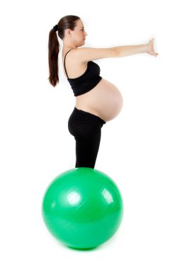 hamile kadın excercises jimnastik topu ile. güzel pregnan