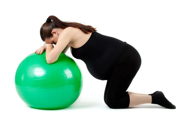 妊娠中の女性 excercises 体操ボール。美しい pregnan — ストック写真