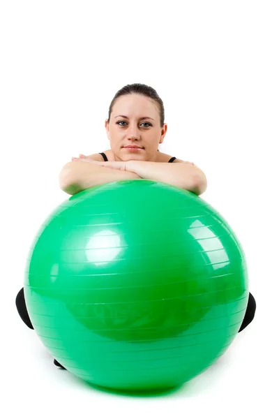 Donna incinta esercita con palla da ginnastica. Bella gravidanza — Foto Stock