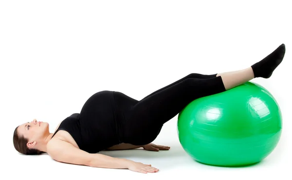 Zwangere vrouw oefeningen met gymnastiek bal. mooie pregnan — Stockfoto