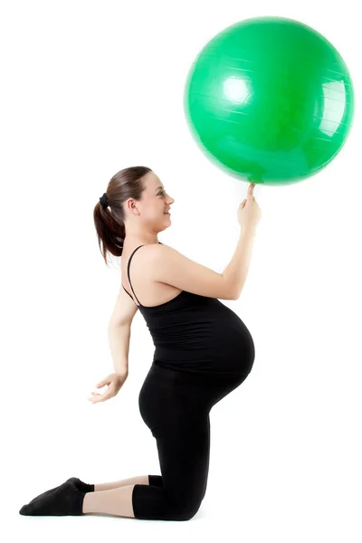 Gravid kvinna övningar med gymnastik boll. vackra pregnan — Stockfoto